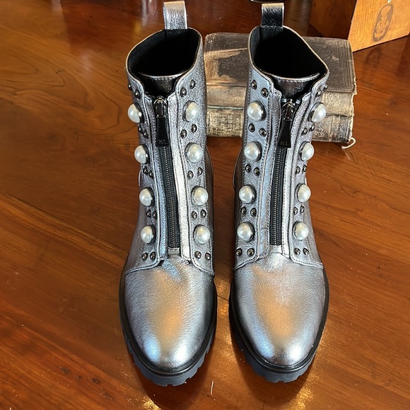 Karl Largerfeld Payden Pearl Stud Zip Metallic Leather Chunky Lug Sole Boots NEW - Picture 3 of 9